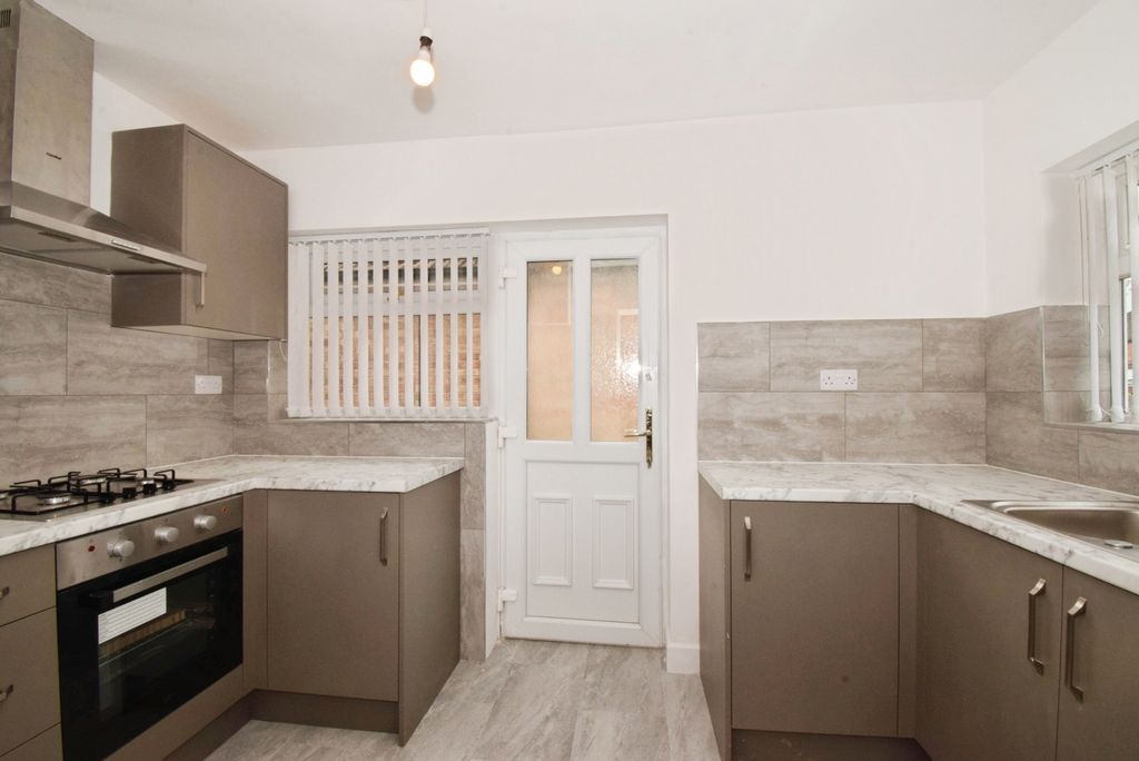 Property photo 3 of 17 Kitchen