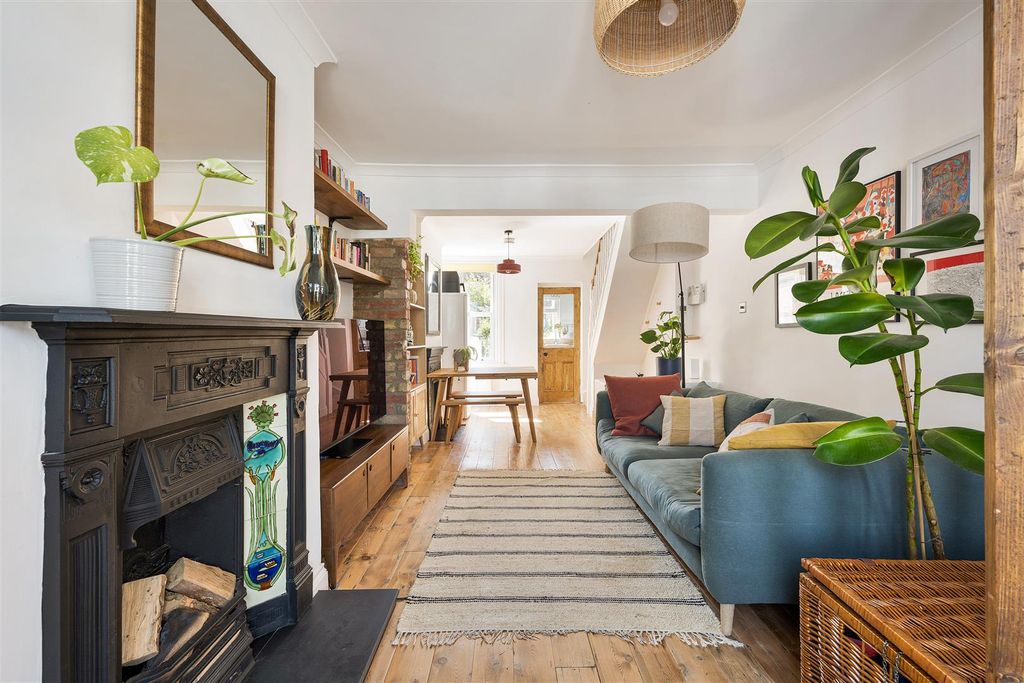 Property photo 2 of 29 Maynard Road, E17