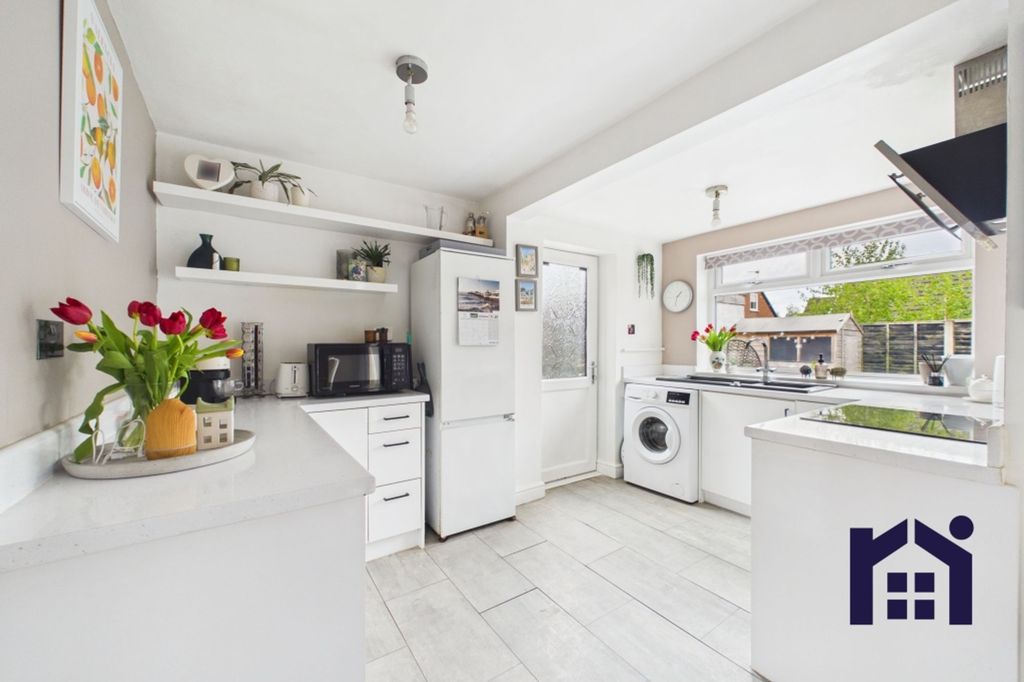 Property photo 3 of 19 Kitchen