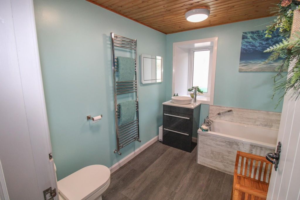 Property photo 3 of 27 Bathroom.Jpg