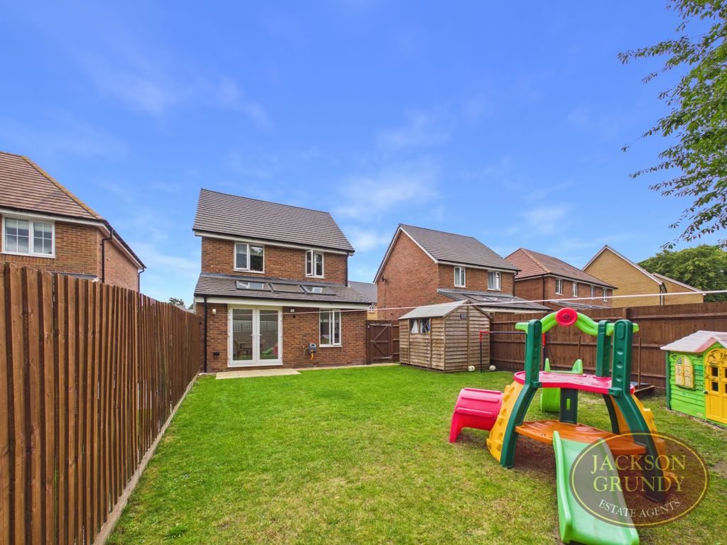 Property photo 2 of 16 Vicarage Farm Drive