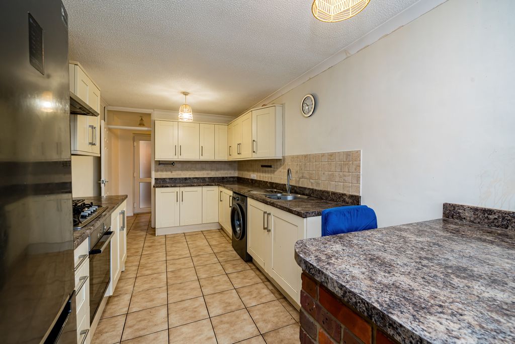 Property photo 2 of 16 22 Hampden Road-25.Jpg