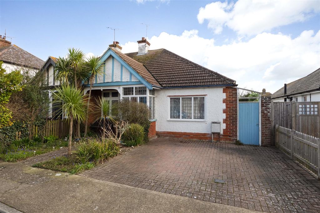 Property photo 1 of 18 Baddlesmere Road, Tankerton, Whitstable