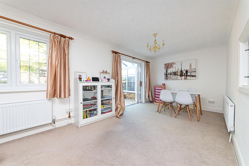 Property photo 3 of 18 6 Leith Close (5).Jpg