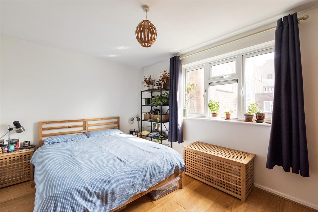 Property photo 3 of 18 Tristram Close, E17