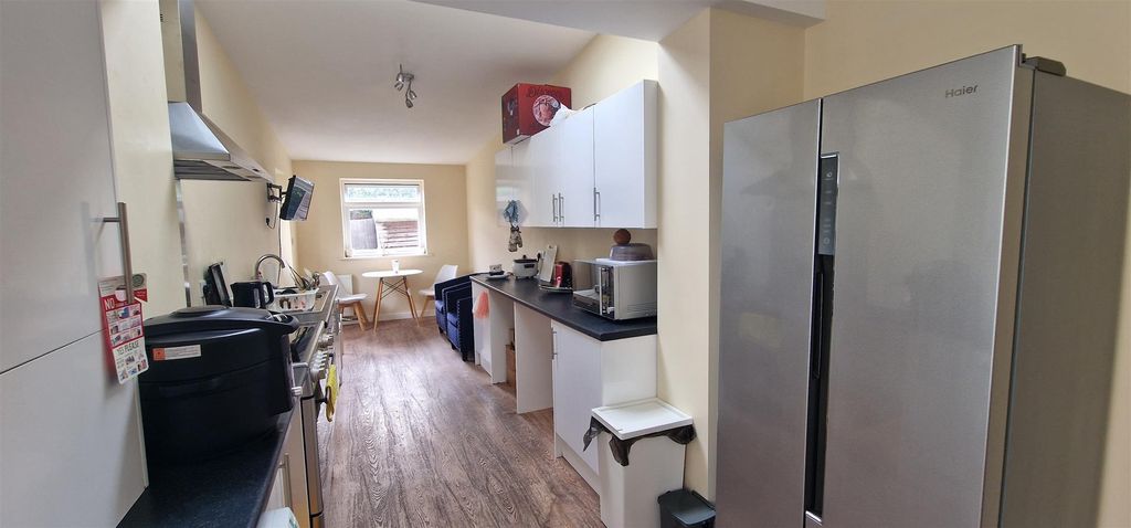 Property photo 2 of 6 Kitchen.Jpg