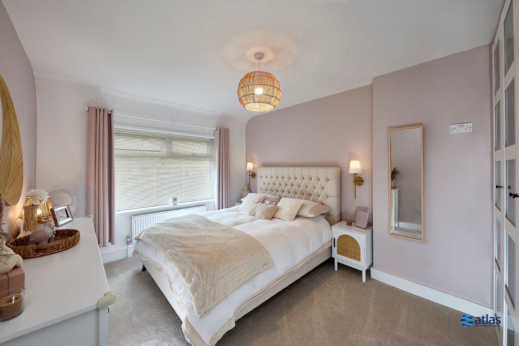 Property photo 2 of 17 Bedroom