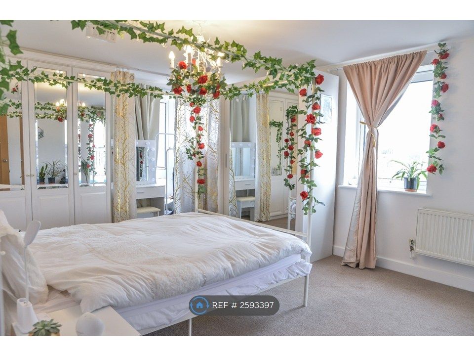 Property photo 1 of 9 Ensuite Bedroom