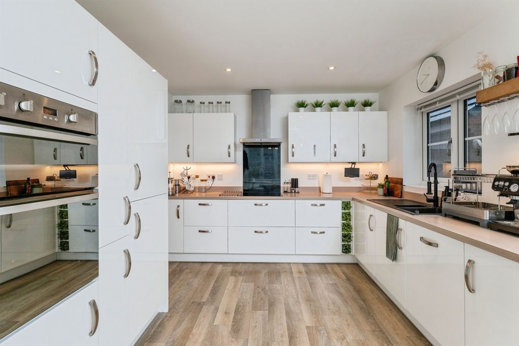 Property photo 3 of 28