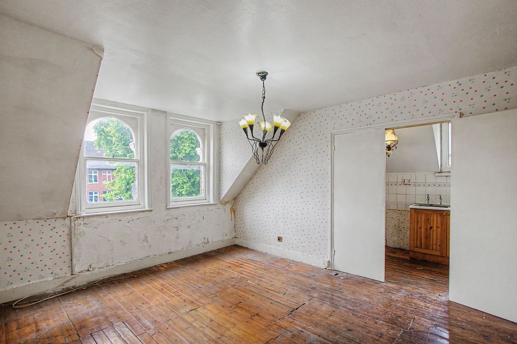 Property photo 3 of 9 Flat C, 6 Great North Road, Highgate, London N6 4LX