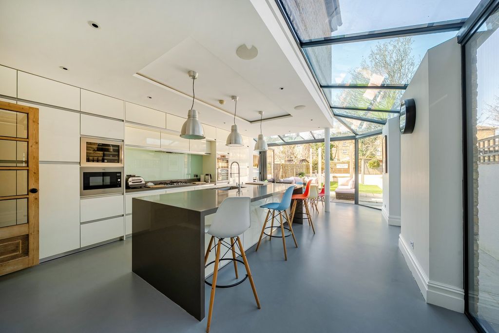 Property photo 2 of 19