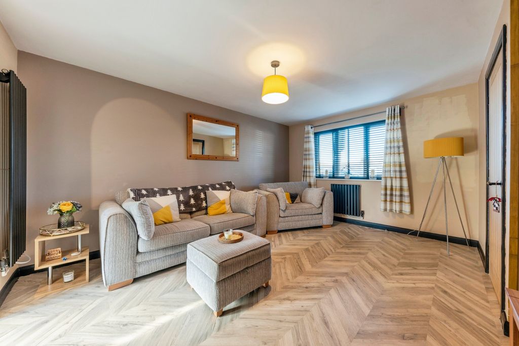 Property photo 2 of 14 15_Medway_Avenue-16