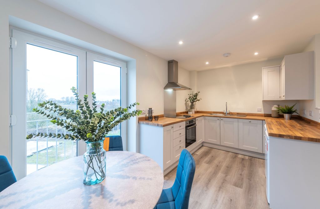 Property photo 2 of 8 Ellwood House - Kitchen