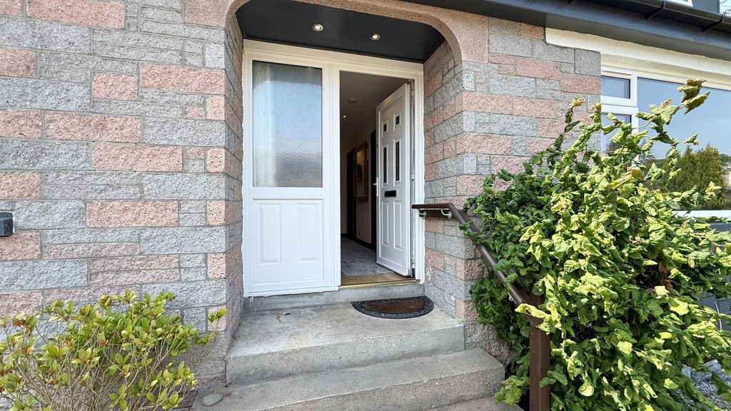 Property photo 2 of 33