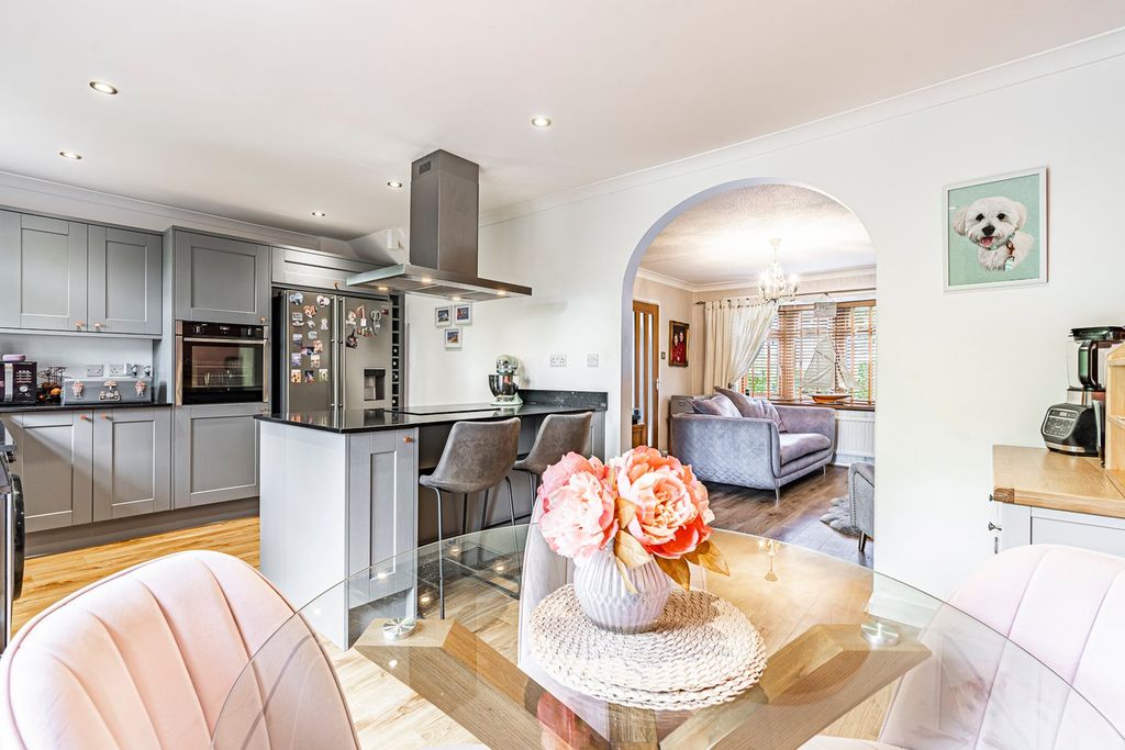 Property photo 2 of 31