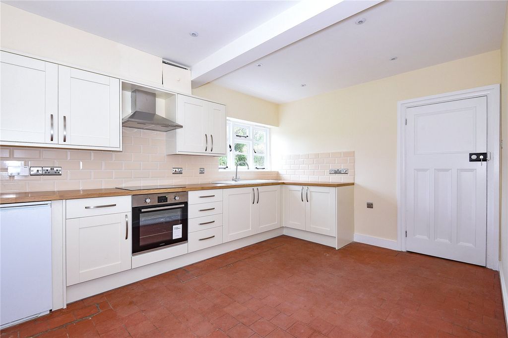 Property photo 3 of 11 Kitchen