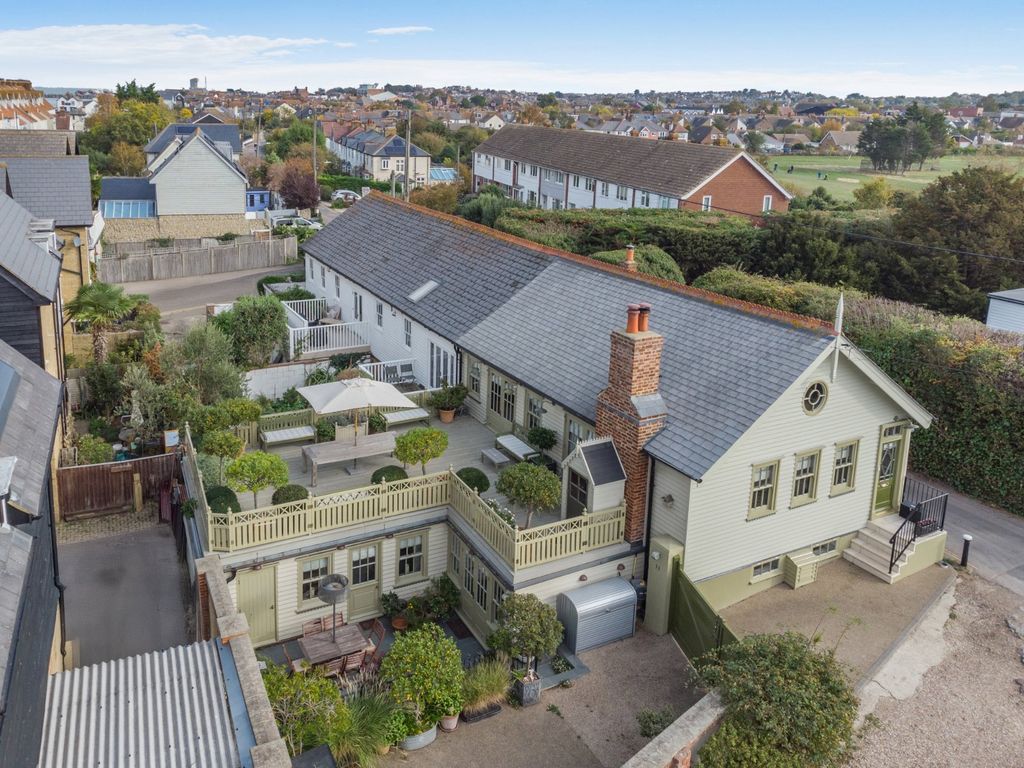 Property photo 3 of 17 122 Island Wall