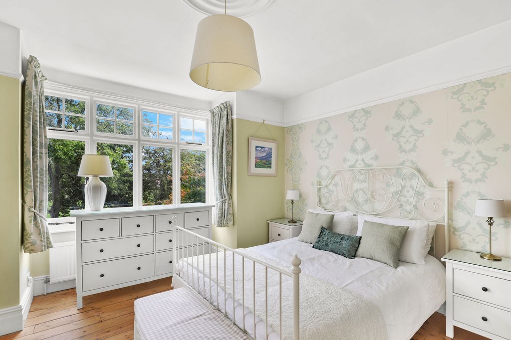 Property photo 3 of 33