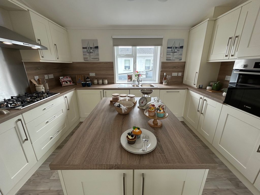 Property photo 1 of 8 Kitchen