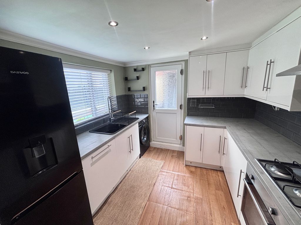 Property photo 3 of 9 Kitchen