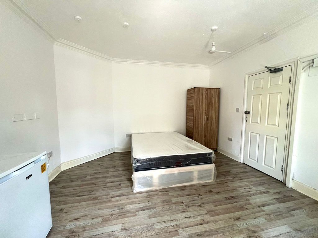 Property photo 1 of 6 Room