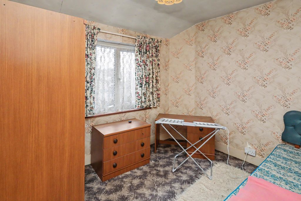 Property photo 3 of 17 30 Southern Drive, Loughton, Ig10 3Bu