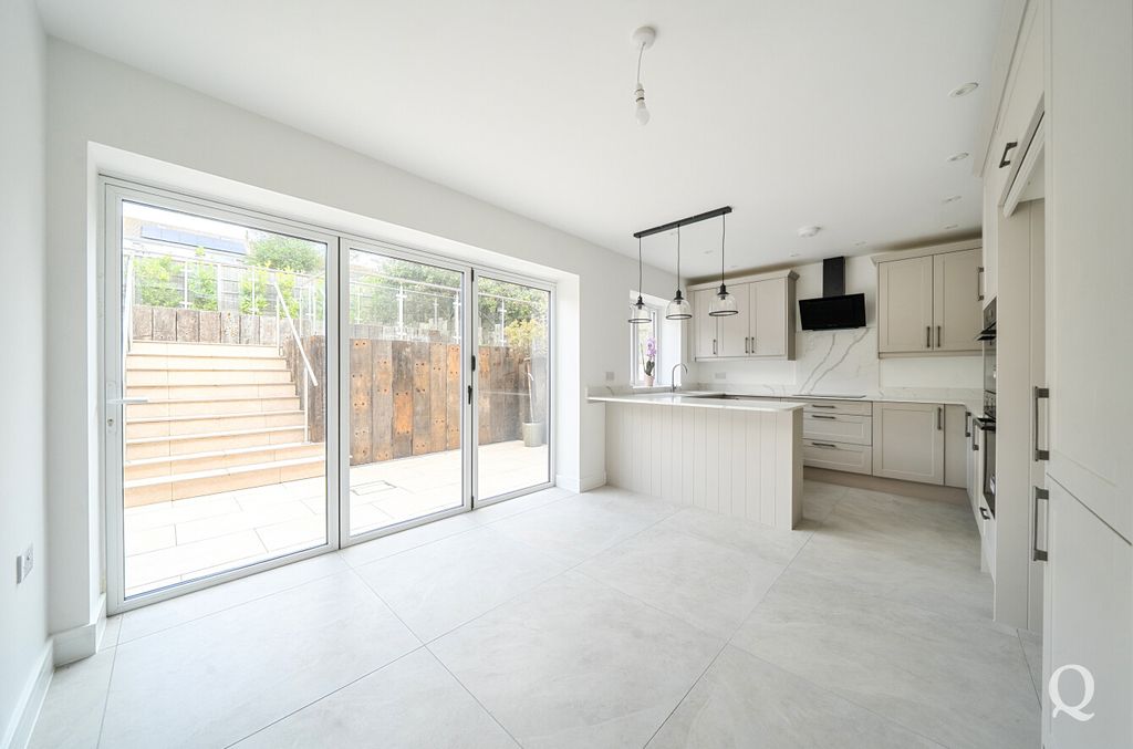 Property photo 2 of 29 005d5595-847E-40d...