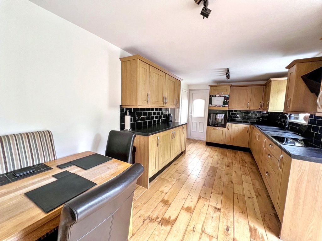 Property photo 2 of 16 Picture No. 11