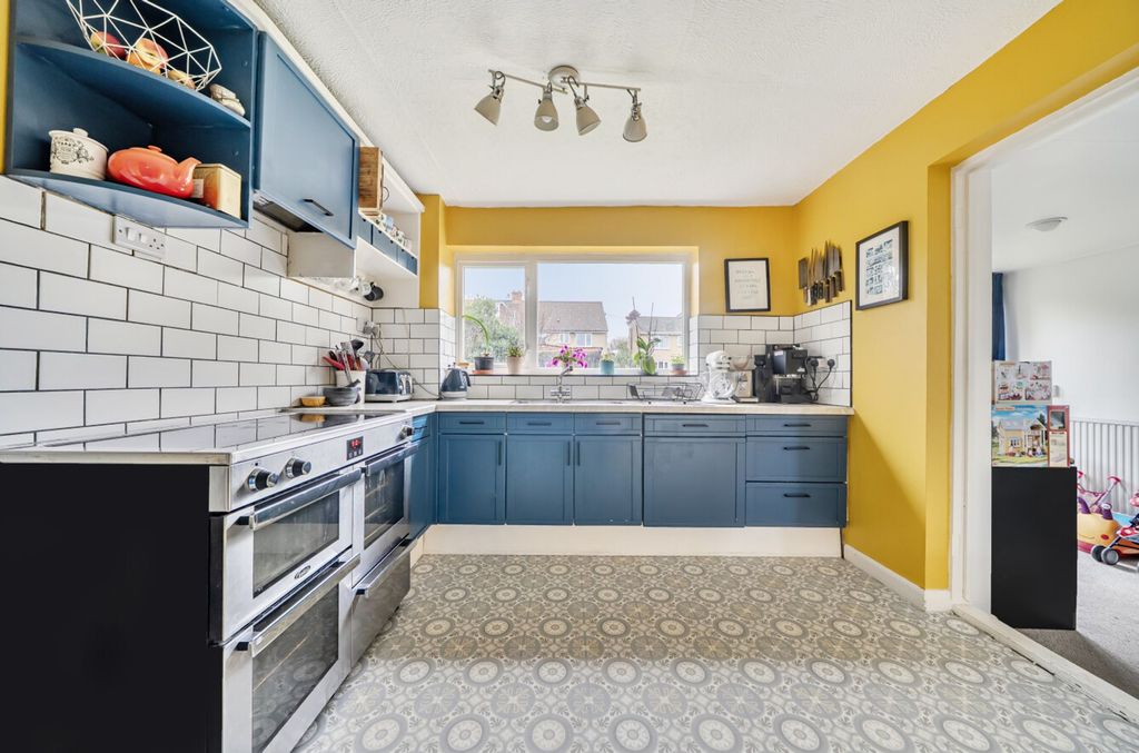 Property photo 3 of 20 Kitchen