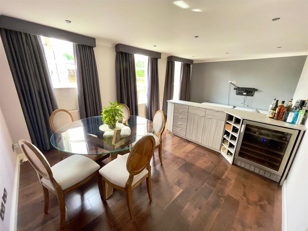 Property photo 3 of 8 Dining Area