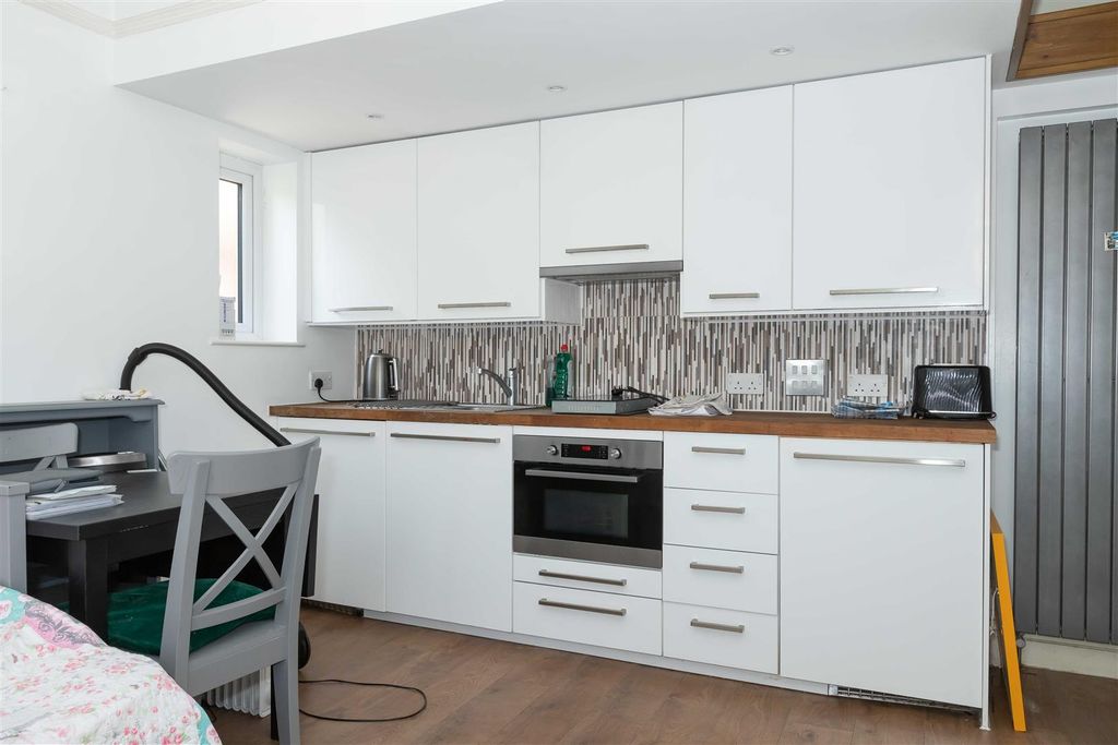 Property photo 2 of 9 5 64 Richmond Rd_3.Jpg