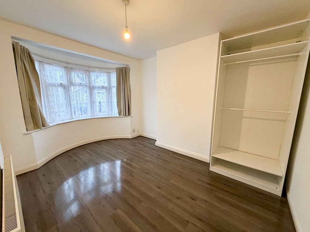 Property photo 2 of 11 Sanderstead Rd E10