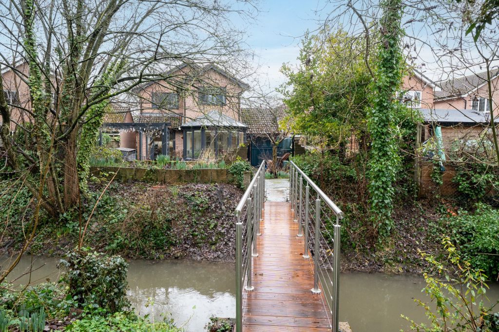 Property photo 2 of 32