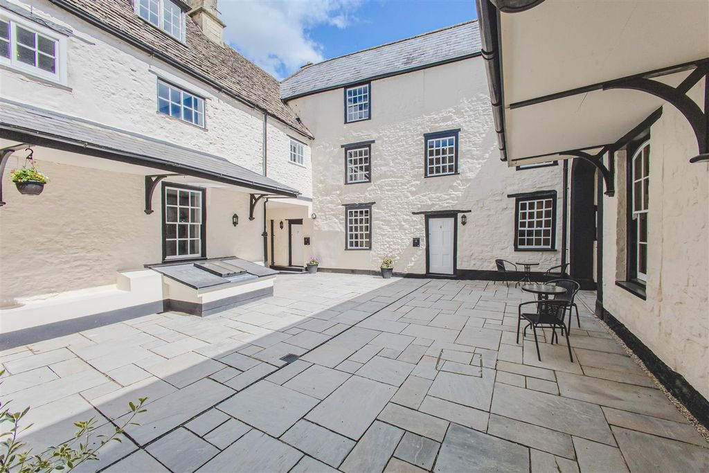 Property photo 3 of 15 Communal Courtyard