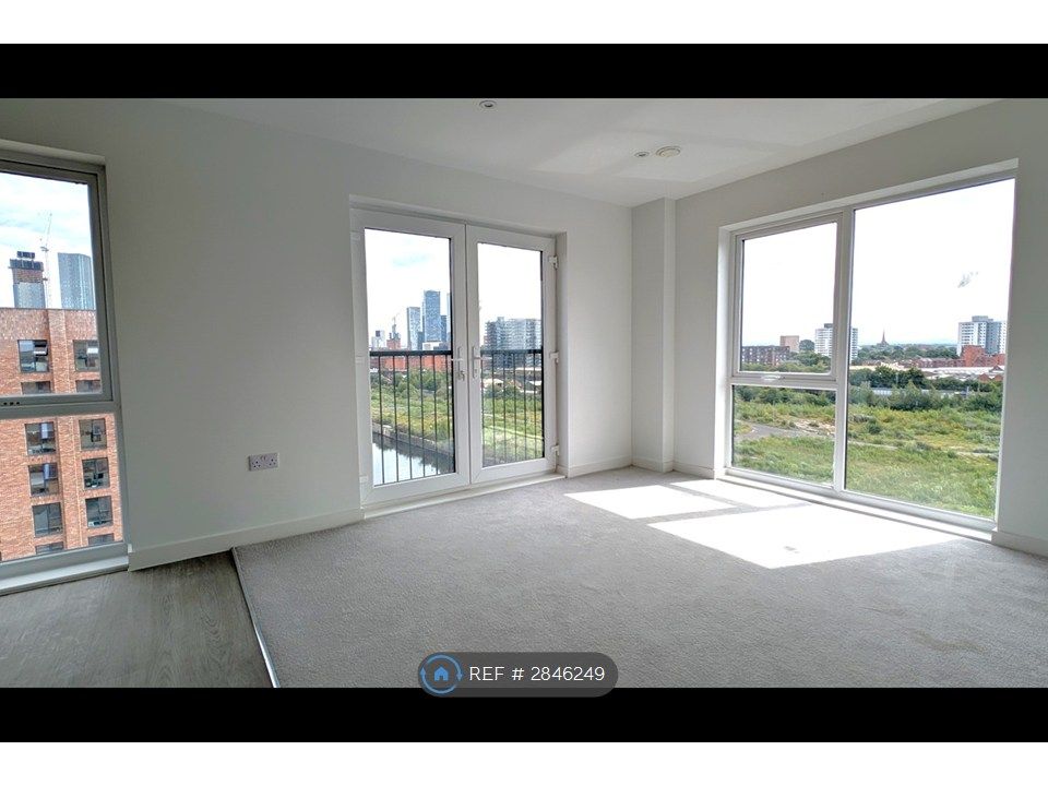 Property photo 2 of 10 Living Space