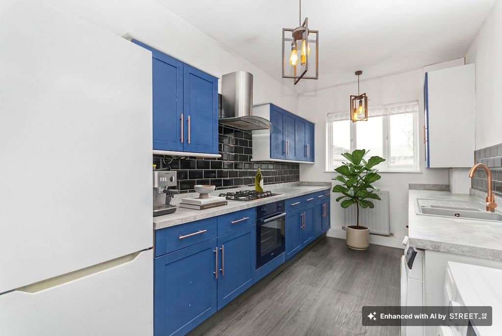 Property photo 3 of 18 Kitchen