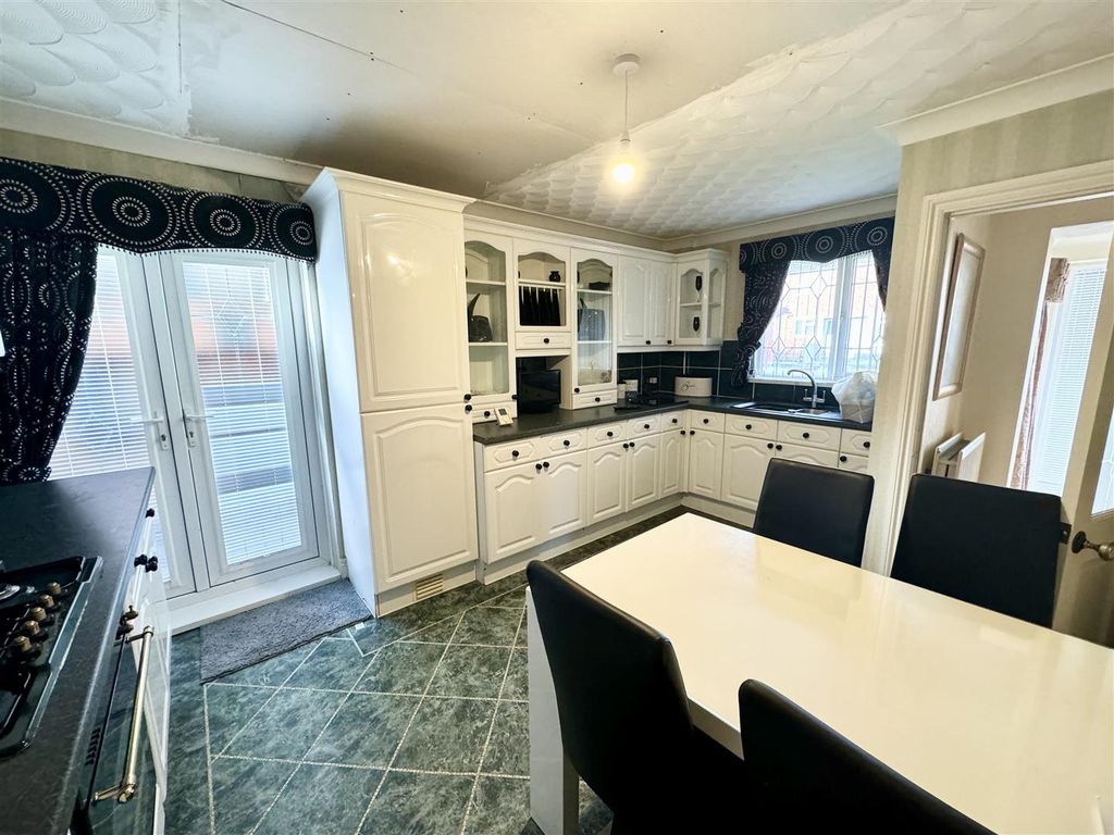 Property photo 3 of 11 Kitchen