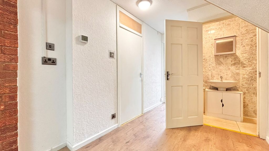 Property photo 3 of 21 Entrance Hallway