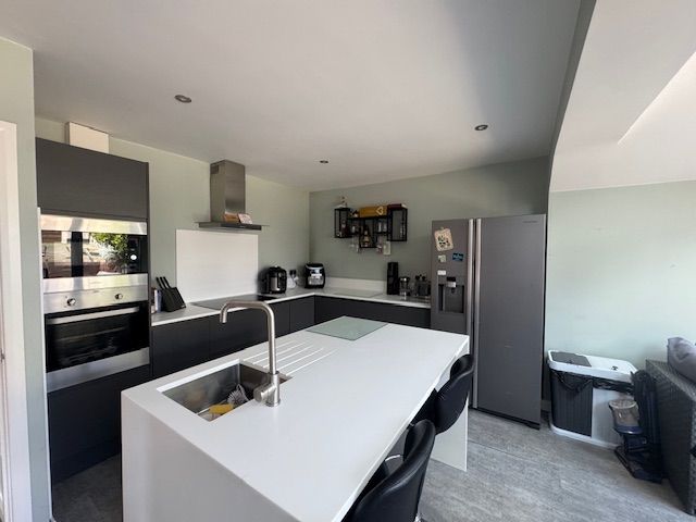 Property photo 3 of 10 Kitchen