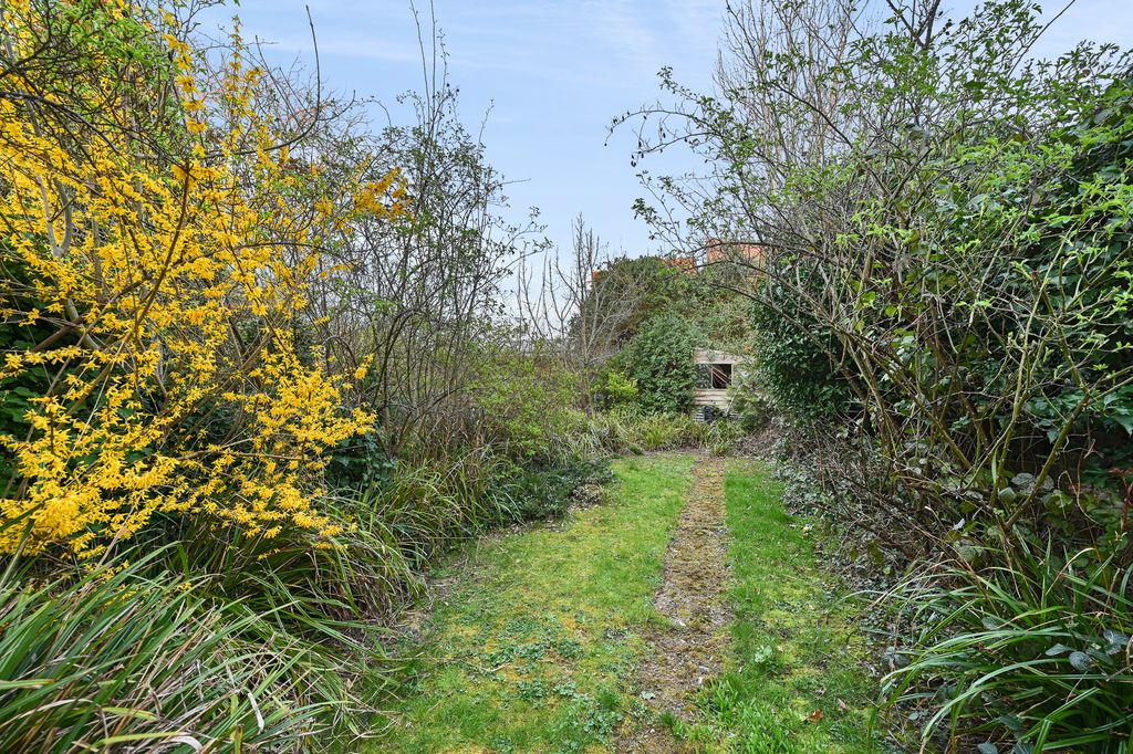 Property photo 2 of 11 6