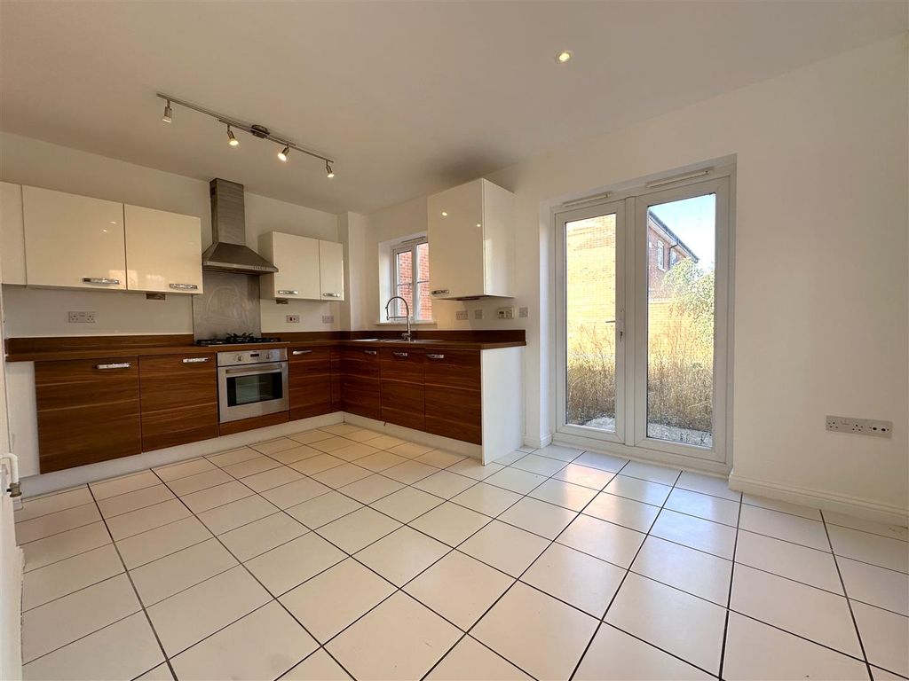 Property photo 2 of 20 Generous Dining Kitchen 812