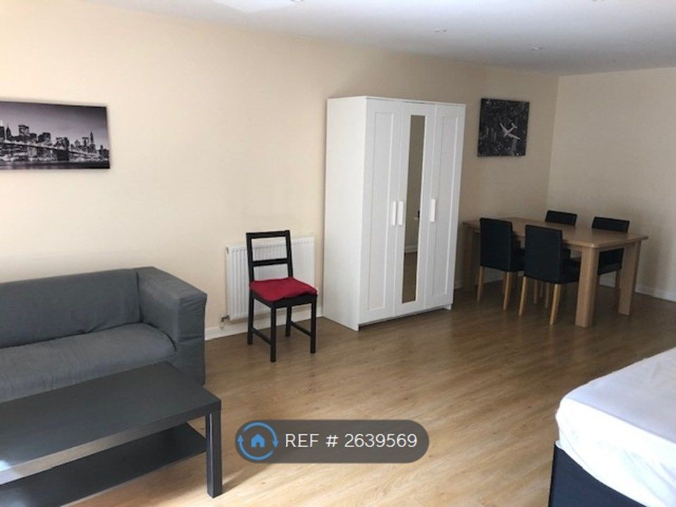 Property photo 1 of 6 Lounge/Bed Area