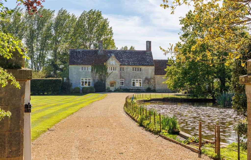 Property photo 1 of 49 Great Budbridge Manor