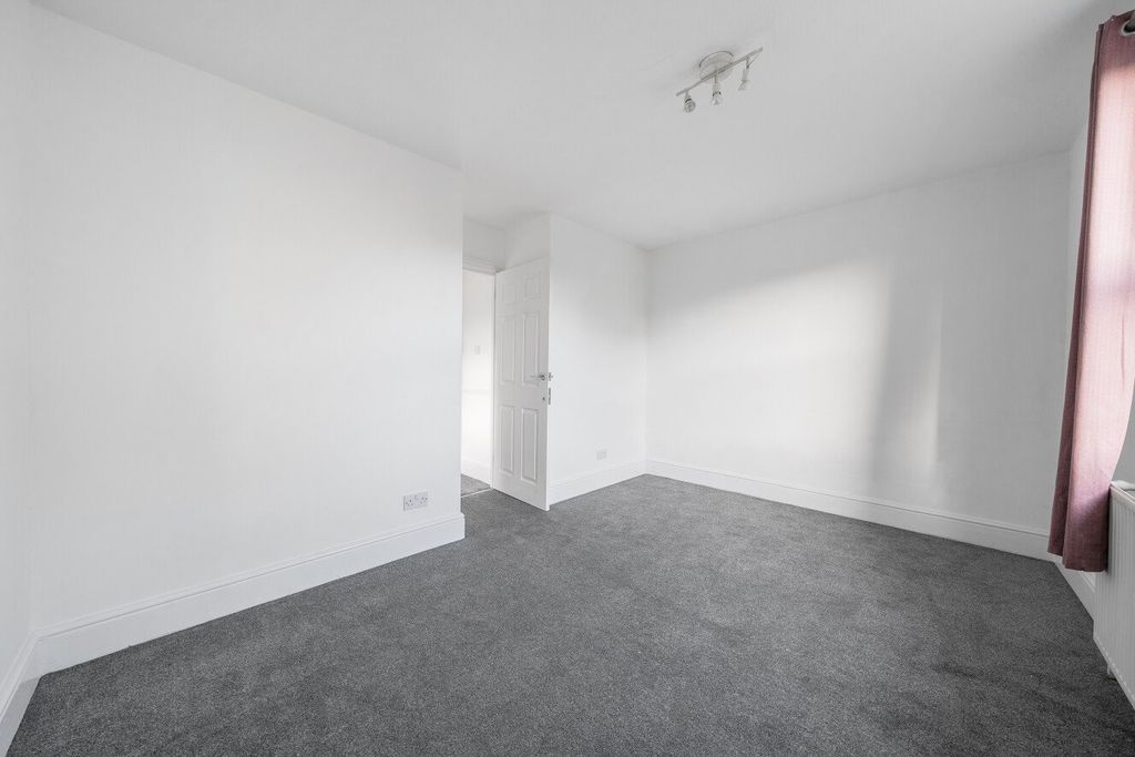 Property photo 2 of 11 Picture No. 18