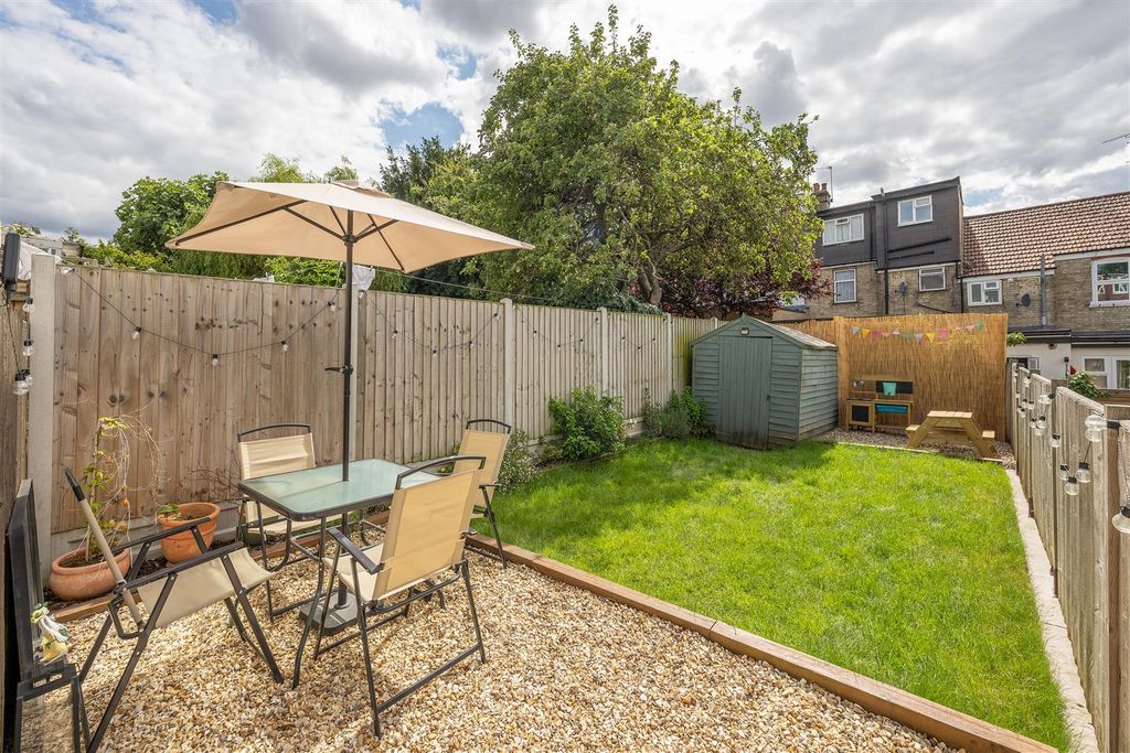 Property photo 3 of 25 Byron Road, E17