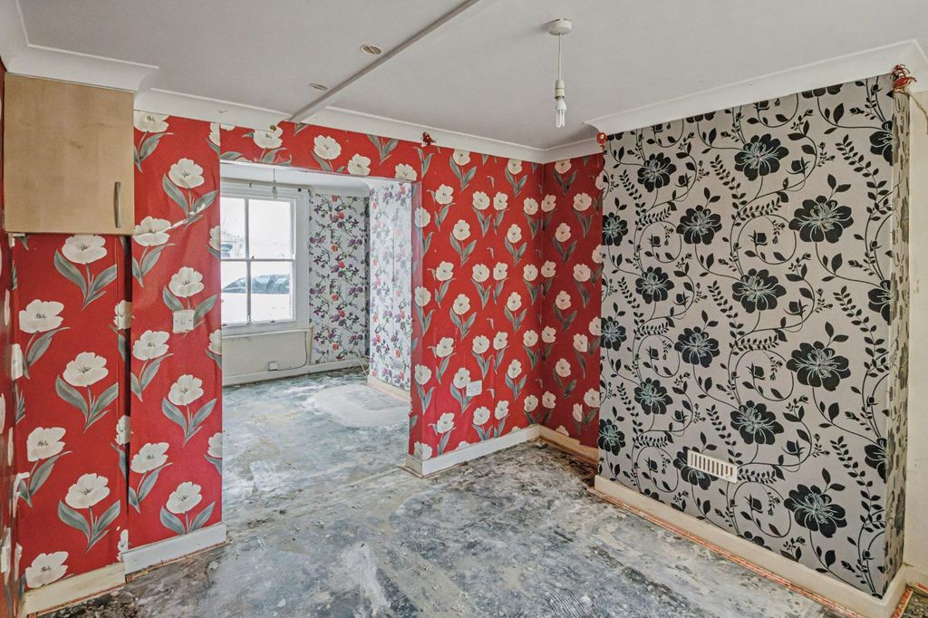 Property photo 3 of 19 33 Victoria Street, Weymouth, DT4 7Ez