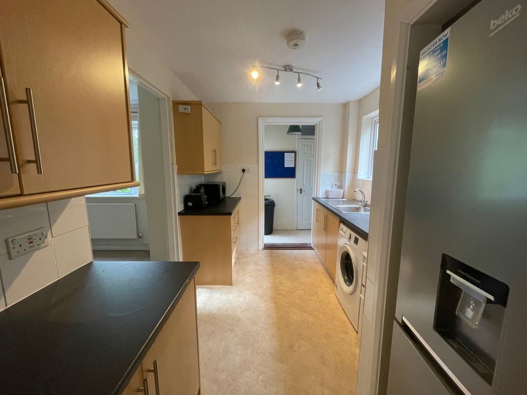 Property photo 3 of 9 Kitchen