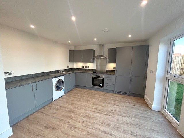 Property photo 3 of 11 Kitchen