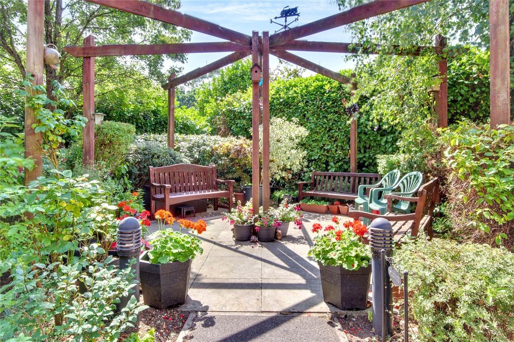 Property photo 3 of 23 Communal Gardens