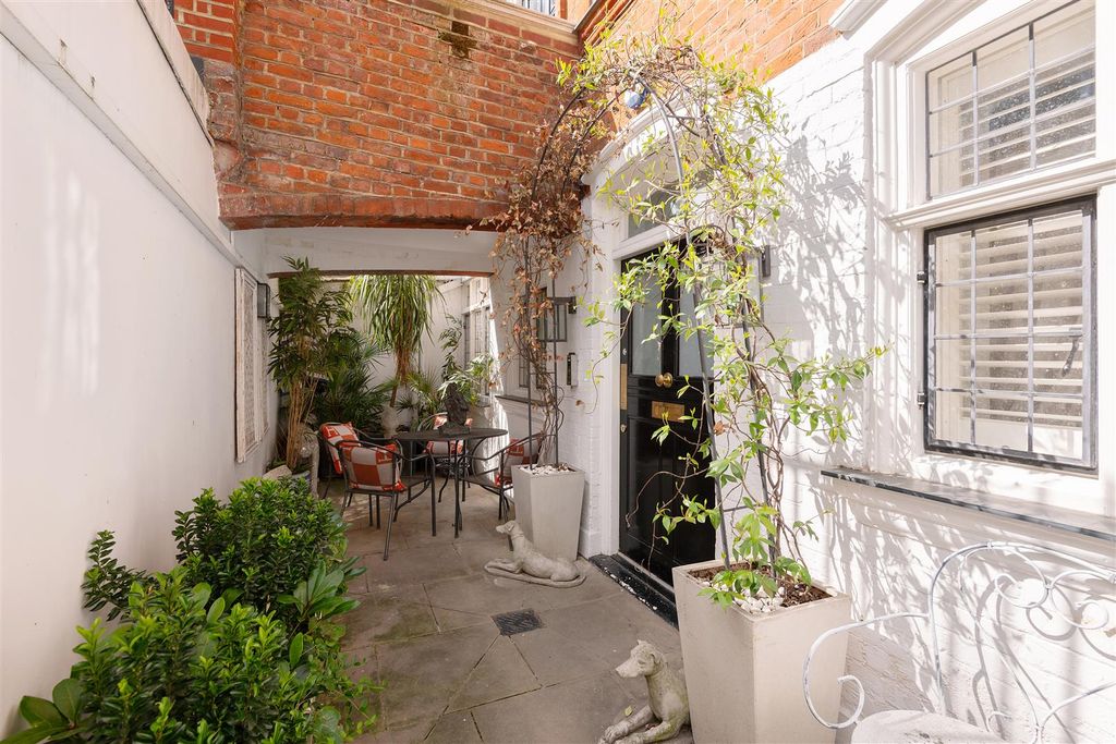 Property photo 3 of 16 Lff 62 Cadogan Square Hi-19.Jpg